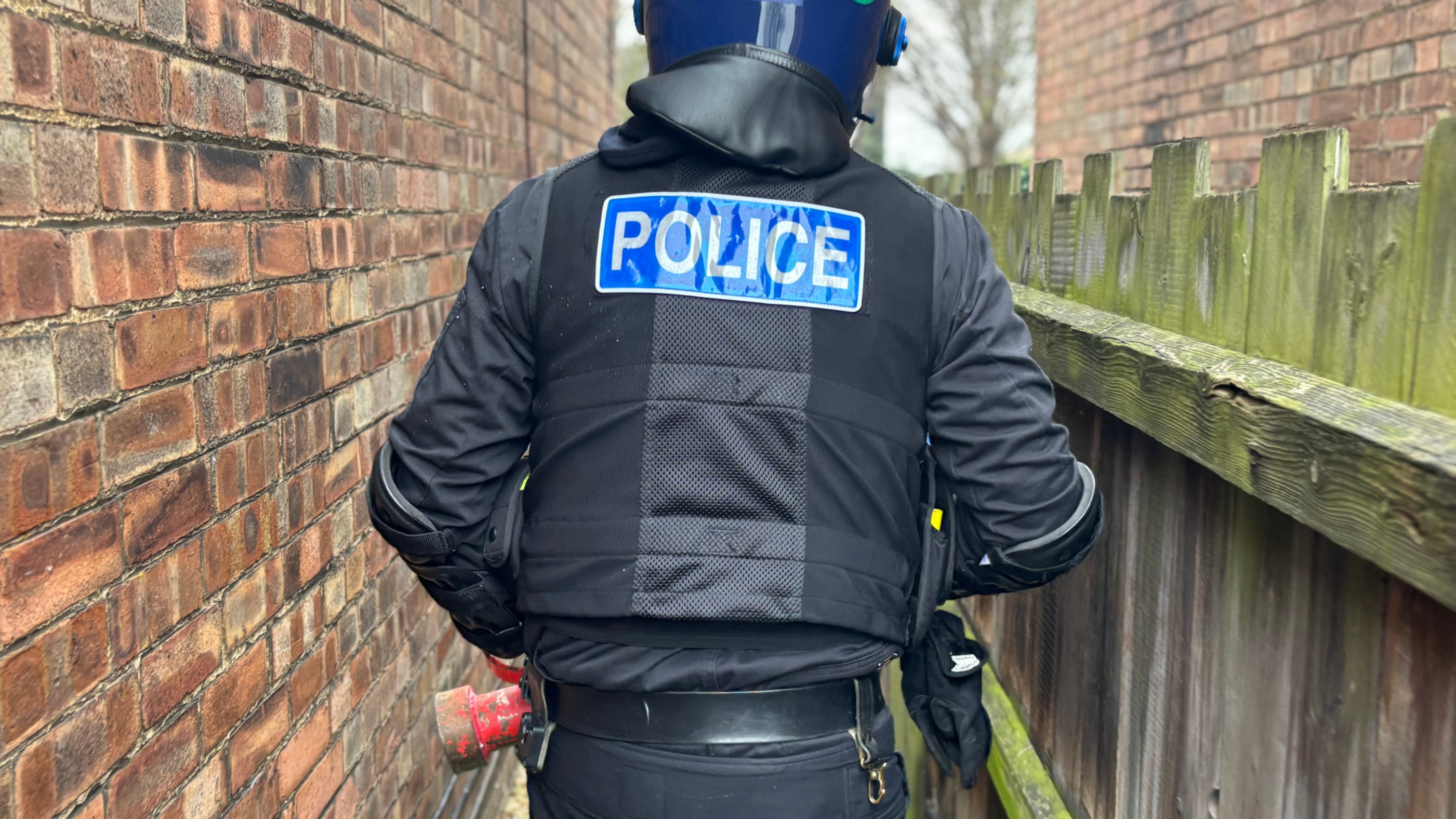 A police officer on a warrant